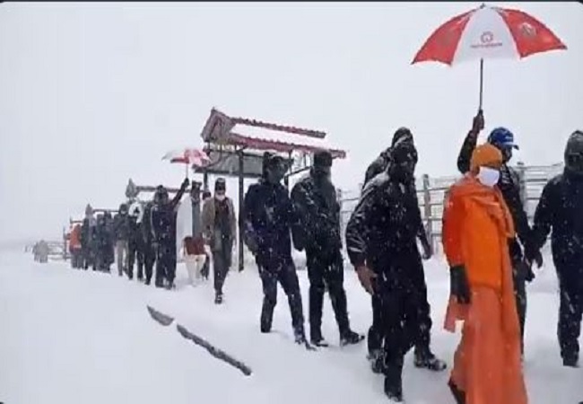 Amid heavy snowfall, UP CM Yogi Adityanath participates in Kedarnath temple's portal closing ceremony