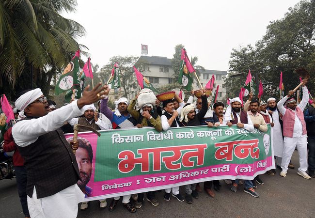 Bihar, Dec 08 (ANI): Jan Adhikar Party supporters demonstrate in support of the nationwide strike called by Farmers' Unions in Patna on Tuesday. (ANI Photo)
