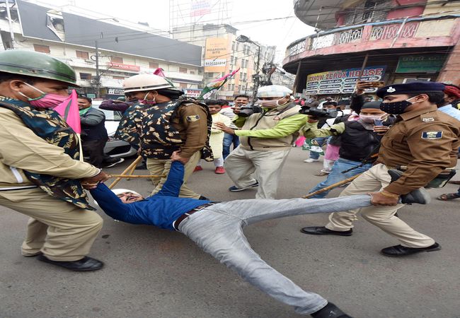 Bihar, Dec 08 (ANI): Police personnel detain Jan Adhikar Party supporters as they demonstrate in support of the nationwide strike called by Farmers' Unions in Patna on Tuesday. (ANI Photo)