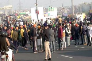 Protesting farmers block Delhi-Ghaziabad border with tractors