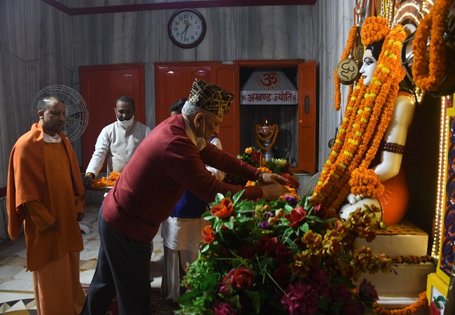 CDS Gen Bipin Rawat offers prayers at Gorakhnath temple, CM Yogi accompanies him