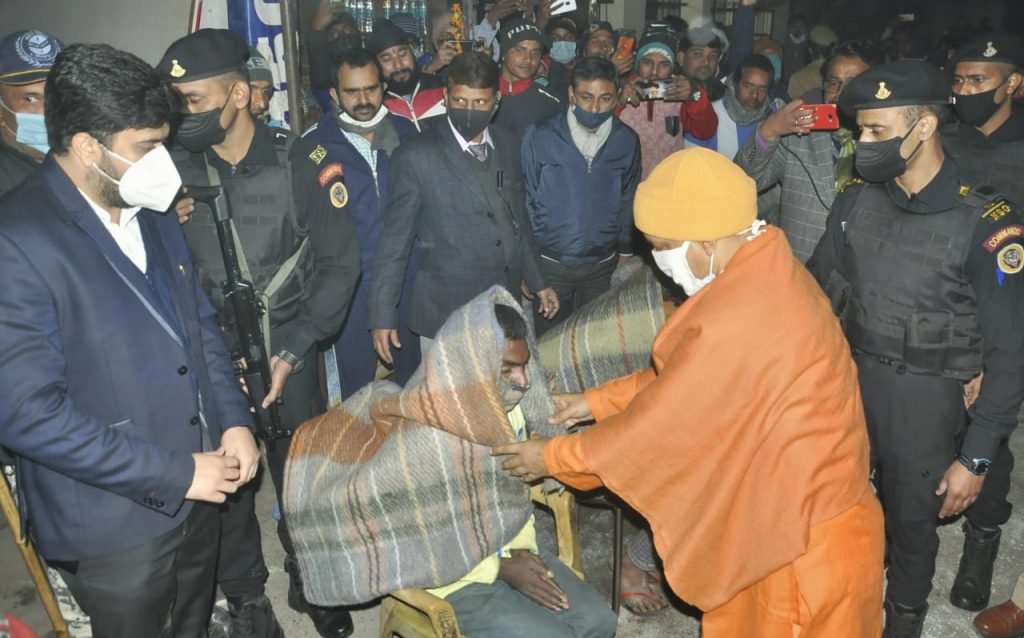 Up cm yogi adityanath distributes blankets to homeless people