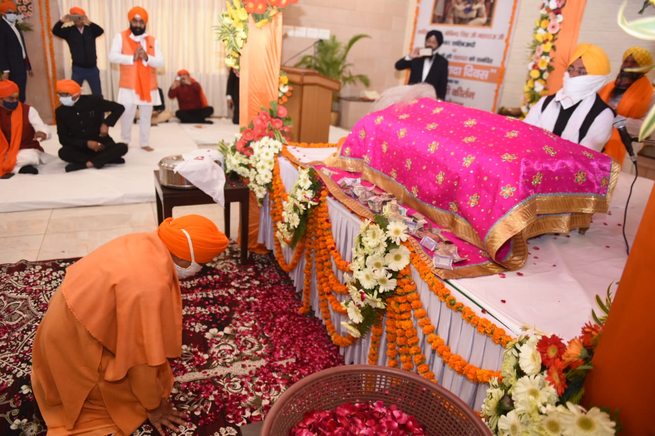 Sahibzada Day 2020: UP CM Yogi Adityanath attends Gurbani Kirtan