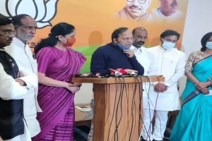 Telugu actor-turned-politician Vijayashanti joins BJP