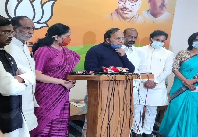 Telugu actor-turned-politician Vijayashanti joins BJP