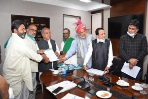 Farmer leaders meet Narendra Singh Tomar, hand him letter in support of farm laws