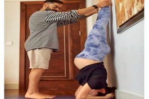 Virat Kohli helping pregnant wife Anushka Sharma with pregnancy Yoga will win your hearts