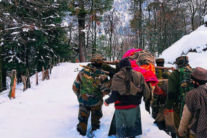 In J&K, Army jawans wade though snow to carry pregnant woman to hospital, heart-warming VIDEO is viral