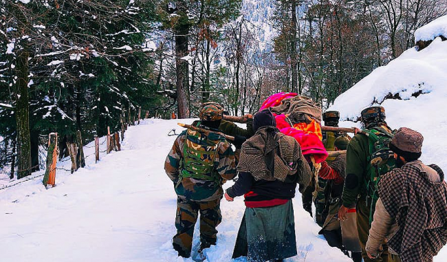 In J&K, Army jawans wade though snow to carry pregnant woman to hospital, heart-warming VIDEO is viral