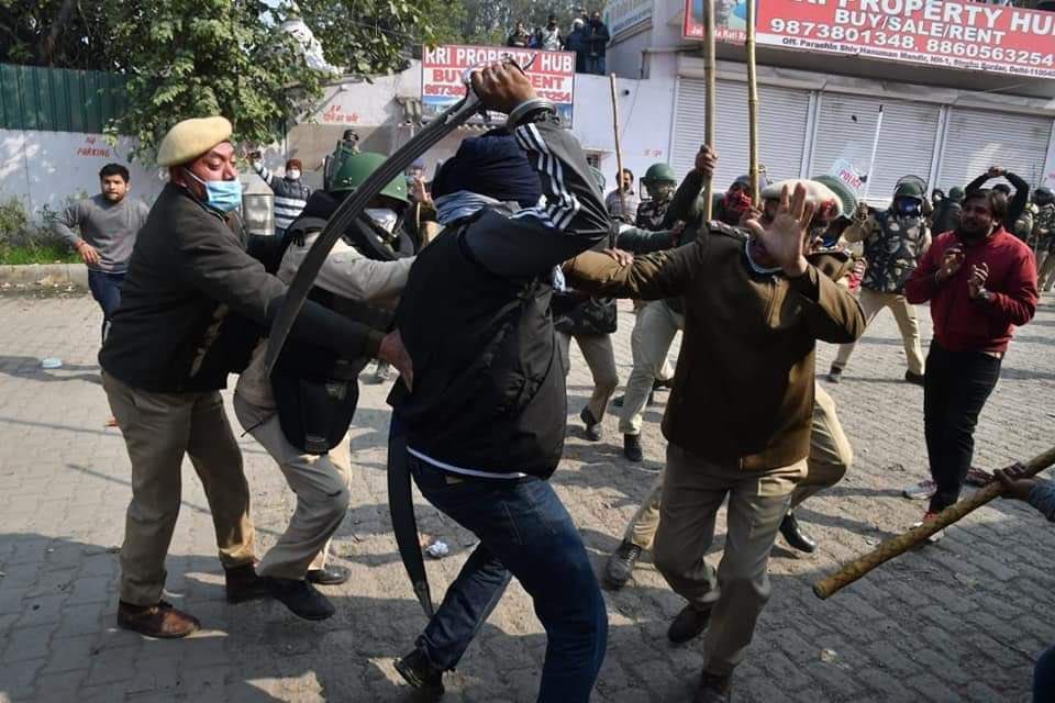 Senior Cop injured by sword during clashes between farmers & locals at Singhu border