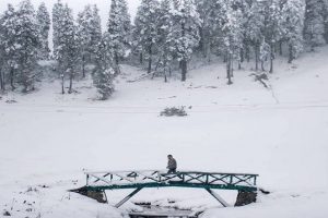 Heavy snowfall in Kashmir & Ladakh, rains lash Jammu and Delhi