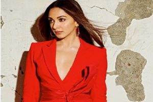 Kiara Advani sizzles the internet in red pantsuit, see her drop dead gorgeous photoshoot (VIDEO)