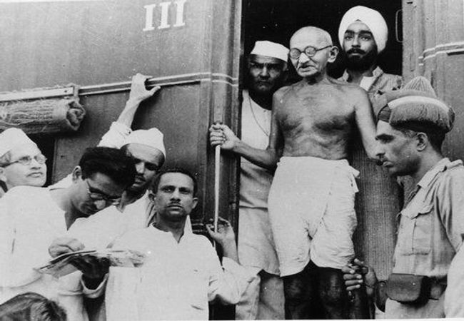 Unseen pictures of Mahatma Gandhi that you shouldn’t miss!