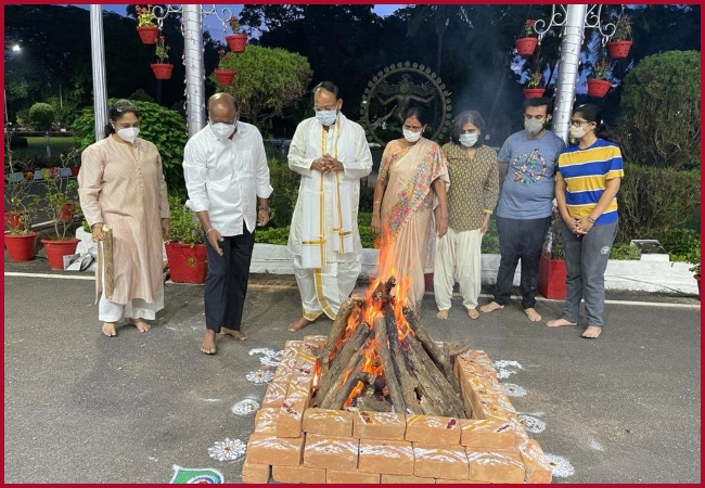 VP Naidu celebrates Bhogi with family in Goa, prays for everyone’s good health, prosperity (Video)