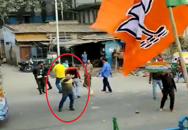 Stones pelted at BJP workers at a roadshow in Kolkata