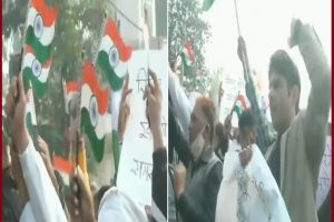 Vacate Singhu border: Locals raise slogans to vacate Singhu border amid farmers agitation (VIDEO)