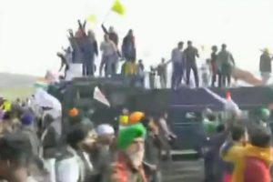 Tractor rally marred by violence, farmers break police barricades, clash with police (VIDEO)