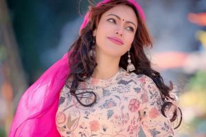Actress Devshi Khanduri faints during shooting of ‘Kinna Chauna’ music video