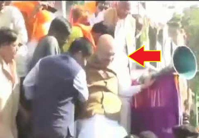Old VIDEO of Amit Shah falling from a stage in MP shown as that from Bengal