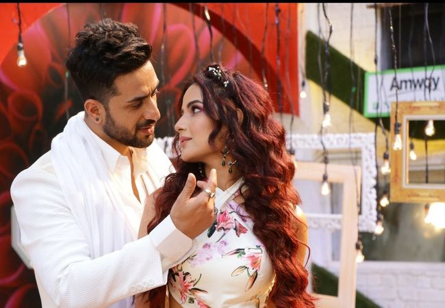 Bigg Boss 14 Grand Finale: Jasmin Bhasin-Aly Goni set stage on Fire; See  Pics: Pictures Gallery, Photos