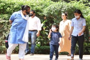 Kareena Kapoor spotted with son Taimur in Bandra, ahead of her delivery (PICs)