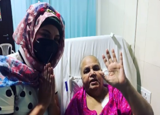 Rakhi Sawant’s mother undergoes cancer treatment, duo thank Salman Khan in a hospital VIDEO
