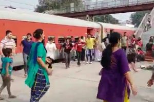 Farmers’ Rail Roko: Gujaratis perform ‘Garba’ at Jalandhar railway station (Video)