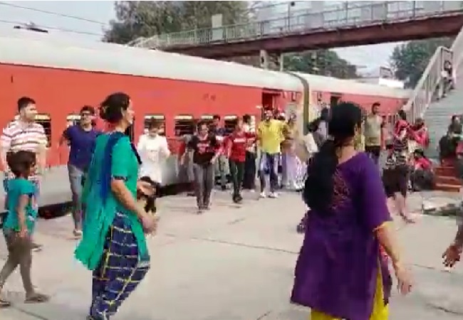 Farmers’ Rail Roko: Gujaratis perform ‘Garba’ at Jalandhar railway station (Video)