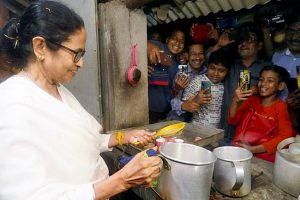 Mamata woos Nandigram, recites Chandipath at rally, makes tea at a tea stall