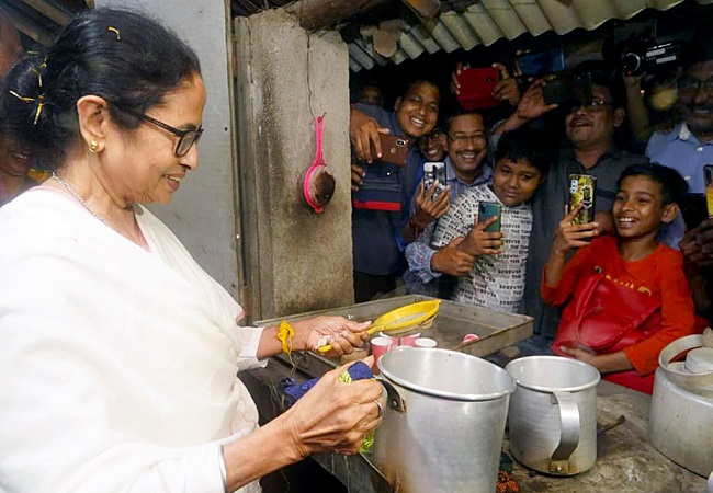 Mamata woos Nandigram, recites Chandipath at rally, makes tea at a tea stall