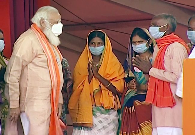 PM Modi meets kin of BJP workers killed in violent incidents in West Bengal (Video)