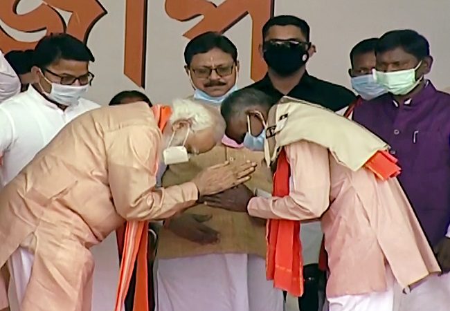 PM Modi meets kin of BJP workers killed in violent incidents in West Bengal (Video)