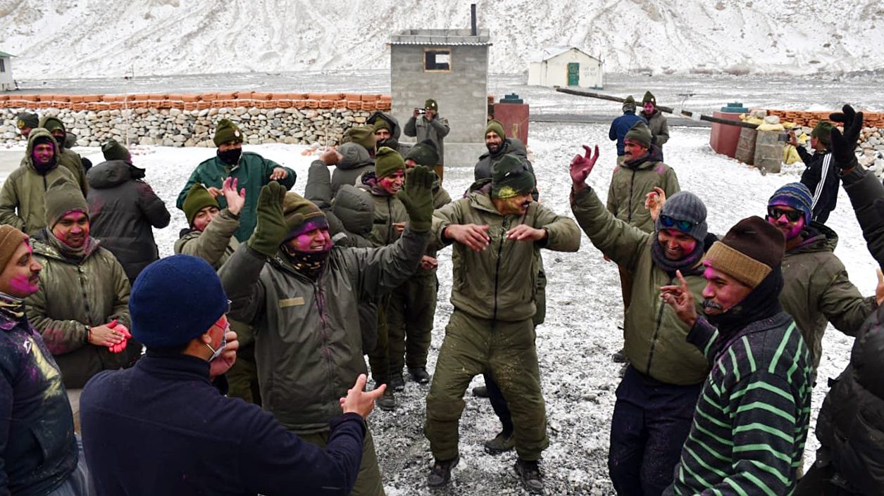 Ladakh: ITBP troops celebrates Holi near Galwan at an altitude of 17,000 feet; See Pics