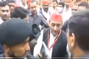 Chaos at Akhilesh Yadav’s press meet, mediapersons manhandled; TV scribe injured (VIDEO)