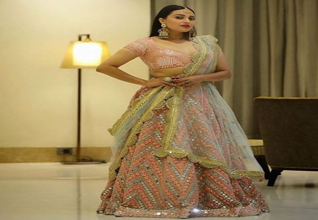 Swara Bhaskar dances with her Cinderella attire, Twitterati reacts