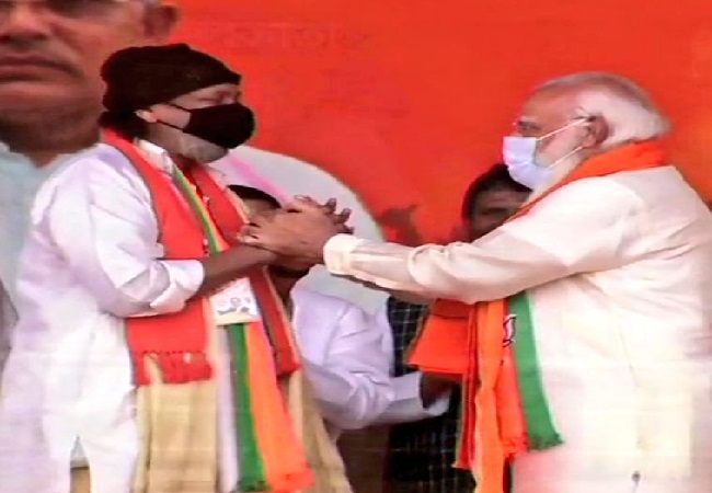Mithun Chakraborty tried touching feet of PM Modi after joining BJP