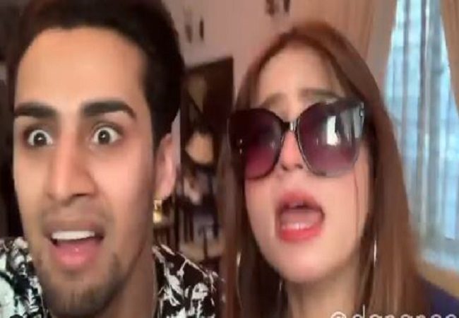 ‘Pawri girl’ meets ‘Mujhe Maaro’ guy, both became overnight sensation in Pakistan
