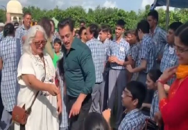 Salman Khan seen dancing with children suffering from Down Syndrome- Watch Video