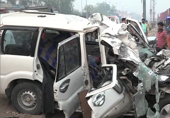 8 dead, 4 injured in car truck collision in Agra