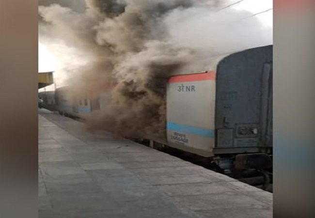 Fire breaks out in Lucknow-bound Shatabdi Express at Ghaziabad station, no casualties reported