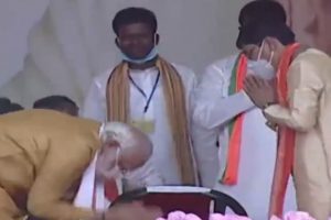 Bengal: BJP worker touches Modi’s feet, PM’s reverse gesture wows audience (VIDEO)