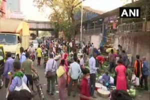 Despite grim Covid situation in Mumbai, people throng markets, flout social distancing norms (PICs)