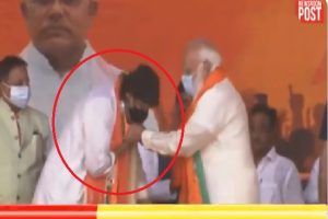 Mithun Chakraborty tried touching feet of PM Modi after joining BJP (Video)