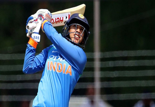Watch: Smriti Mandhana hits two sixes in the first over