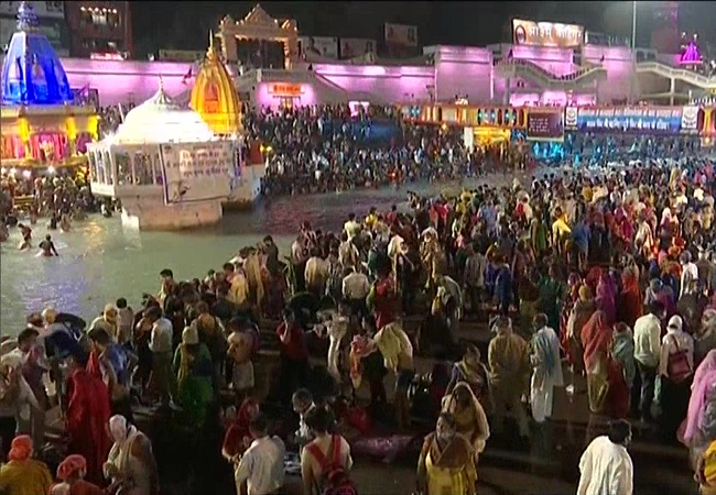 Kumbh Mela: As huge crowd gathers for snan at Har Ki Pauri, police say difficult to ensure social distancing