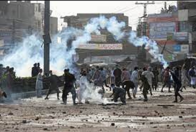 Pakistan - police,protestors clash