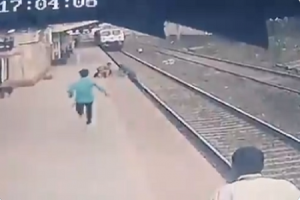 Miraculous rescue on tracks: A pointsman in Mumbai risks his live to save a child (WATCH)