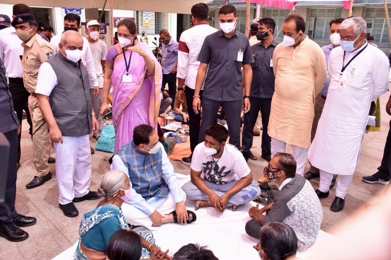 Gujarat CM visits hospital in Jamnagar