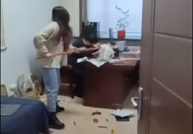 VIRAL VIDEO: Woman beats her boss with mop after latter sent her lewd messages, internet calls her a ‘hero’