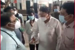 Madhya Pradesh: JP Hospital doctor resigns after Congress MLA shouts at him following patients death (Video)